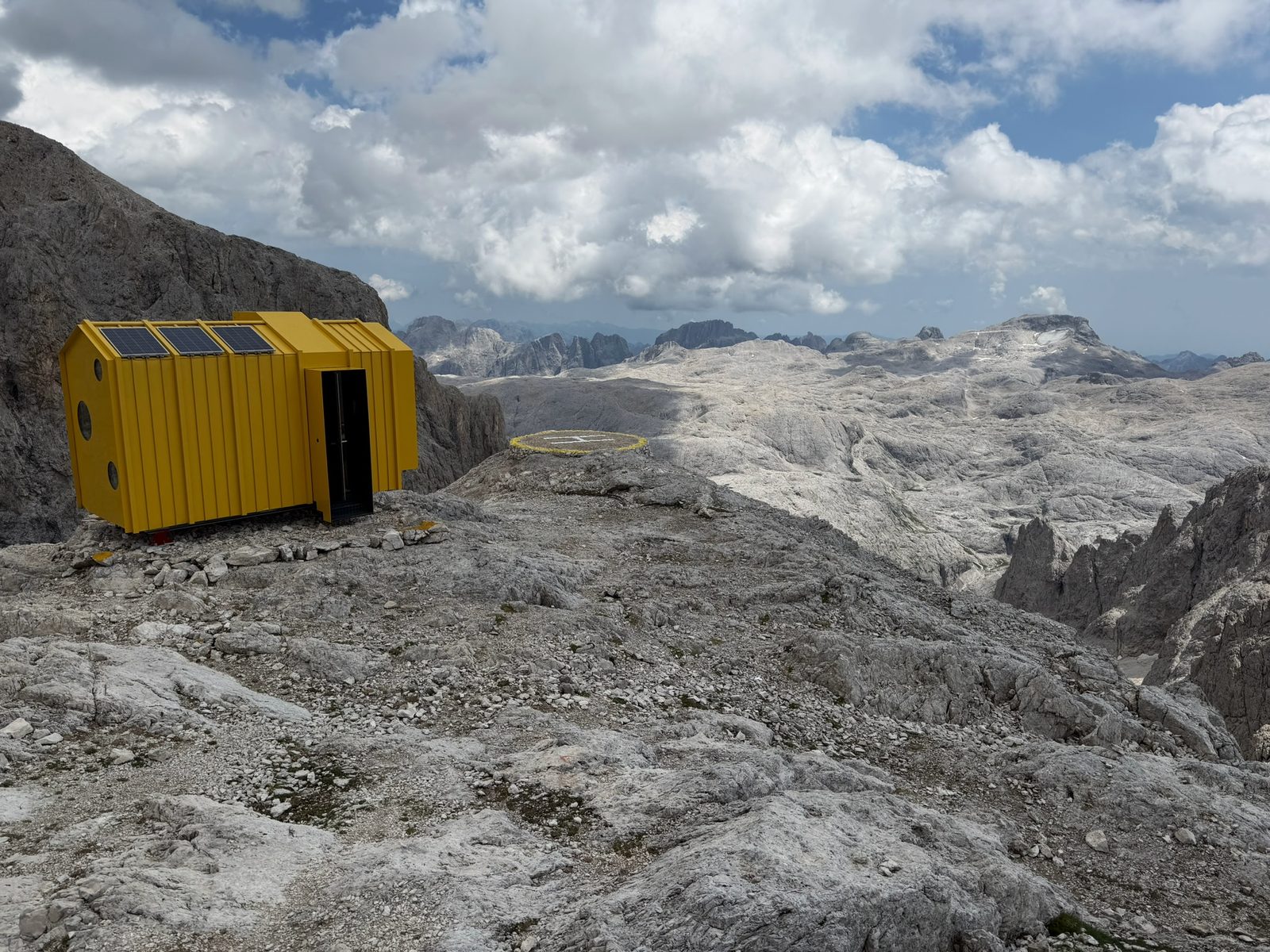 Gelbe Kiste im Karst