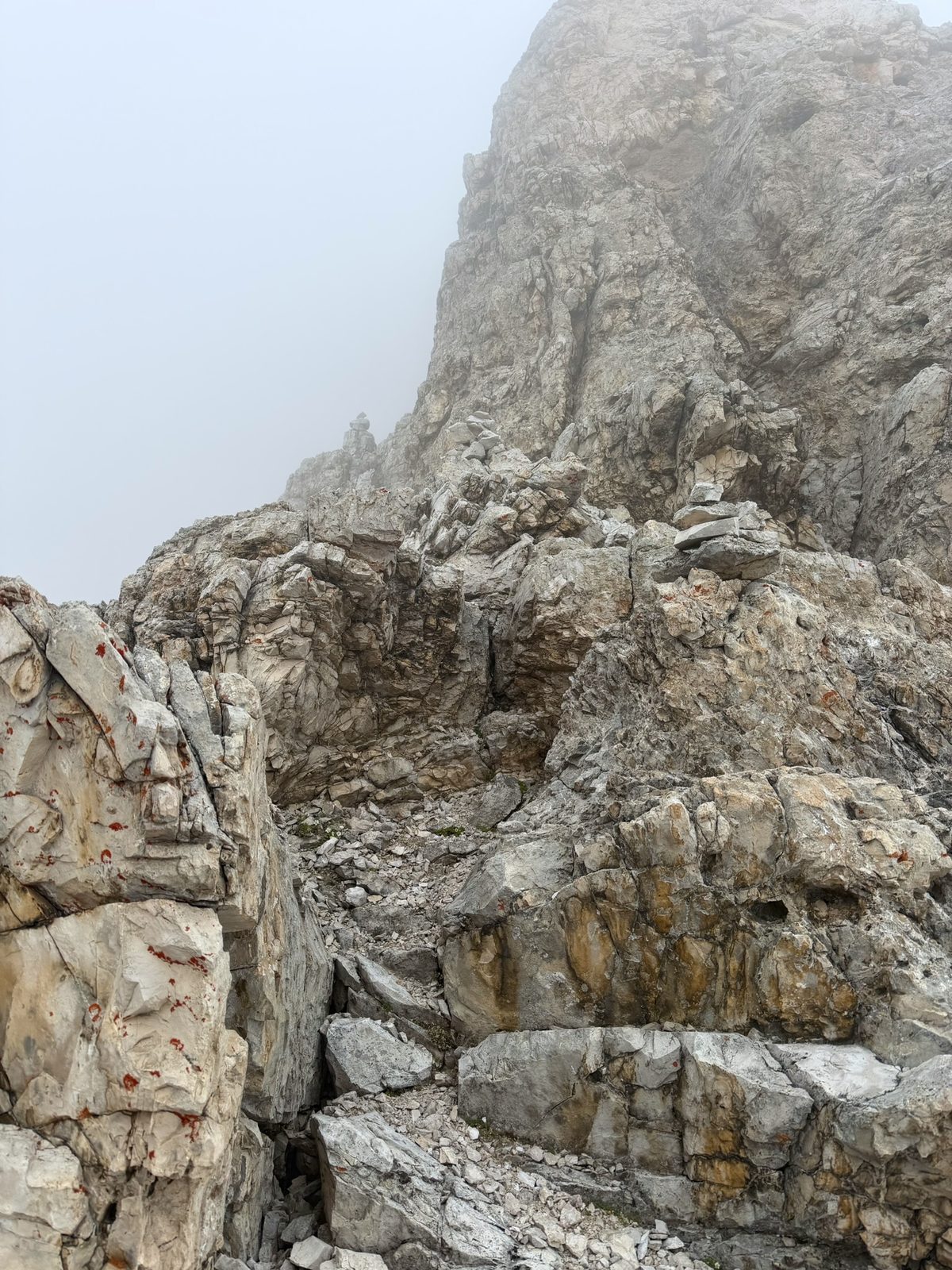 Zwei Steinmänner im Nebel