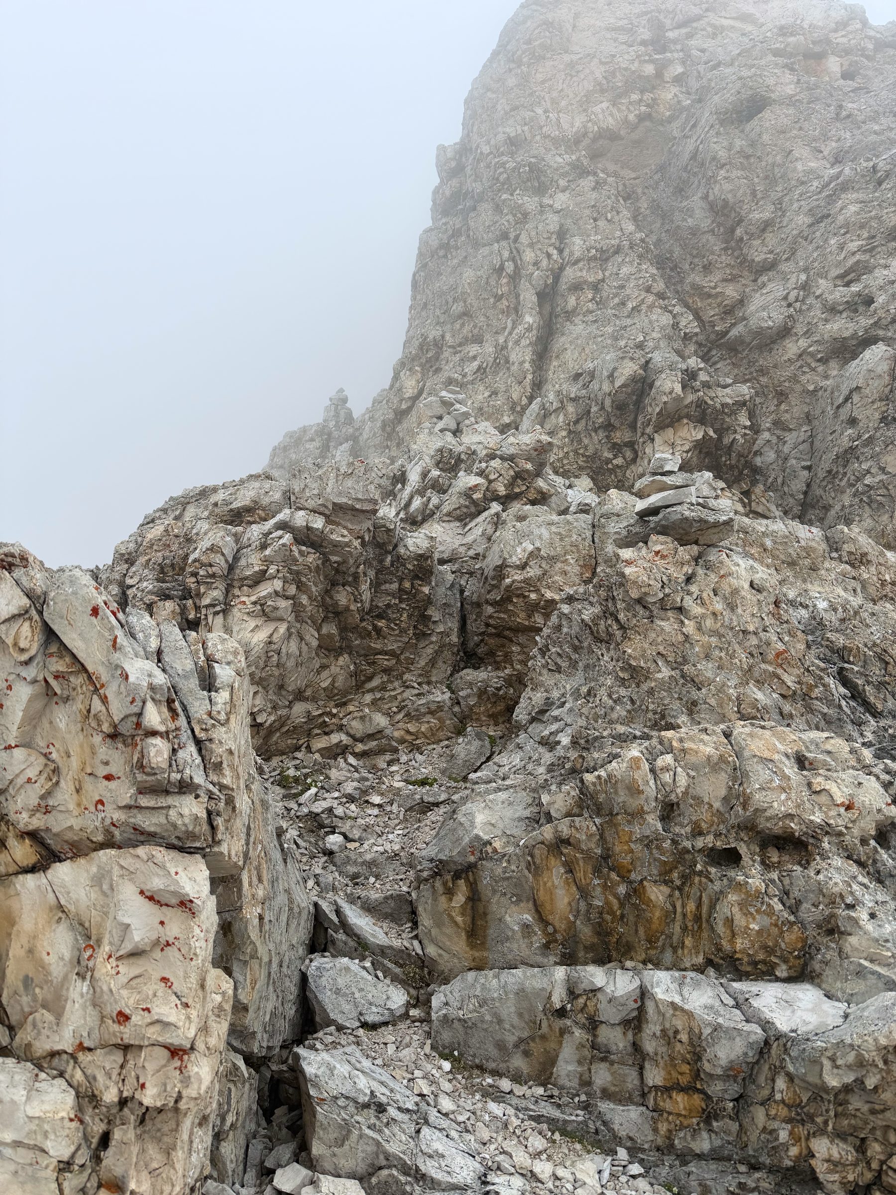 Zwei Steinmänner im Nebel